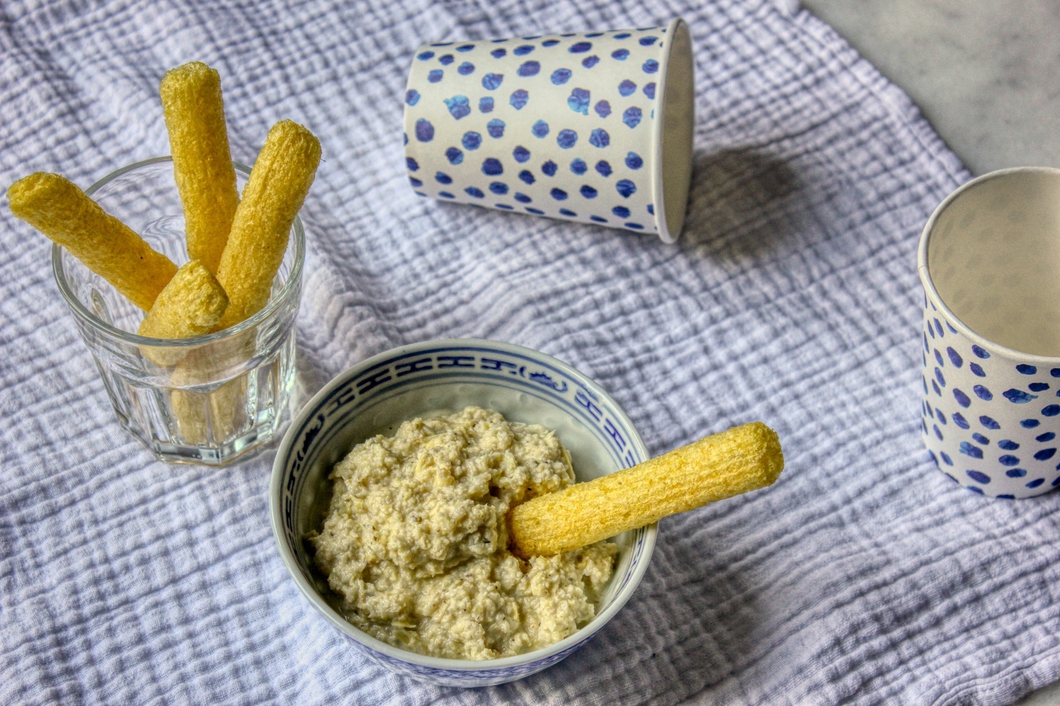 Artichoke dip with maize puffs